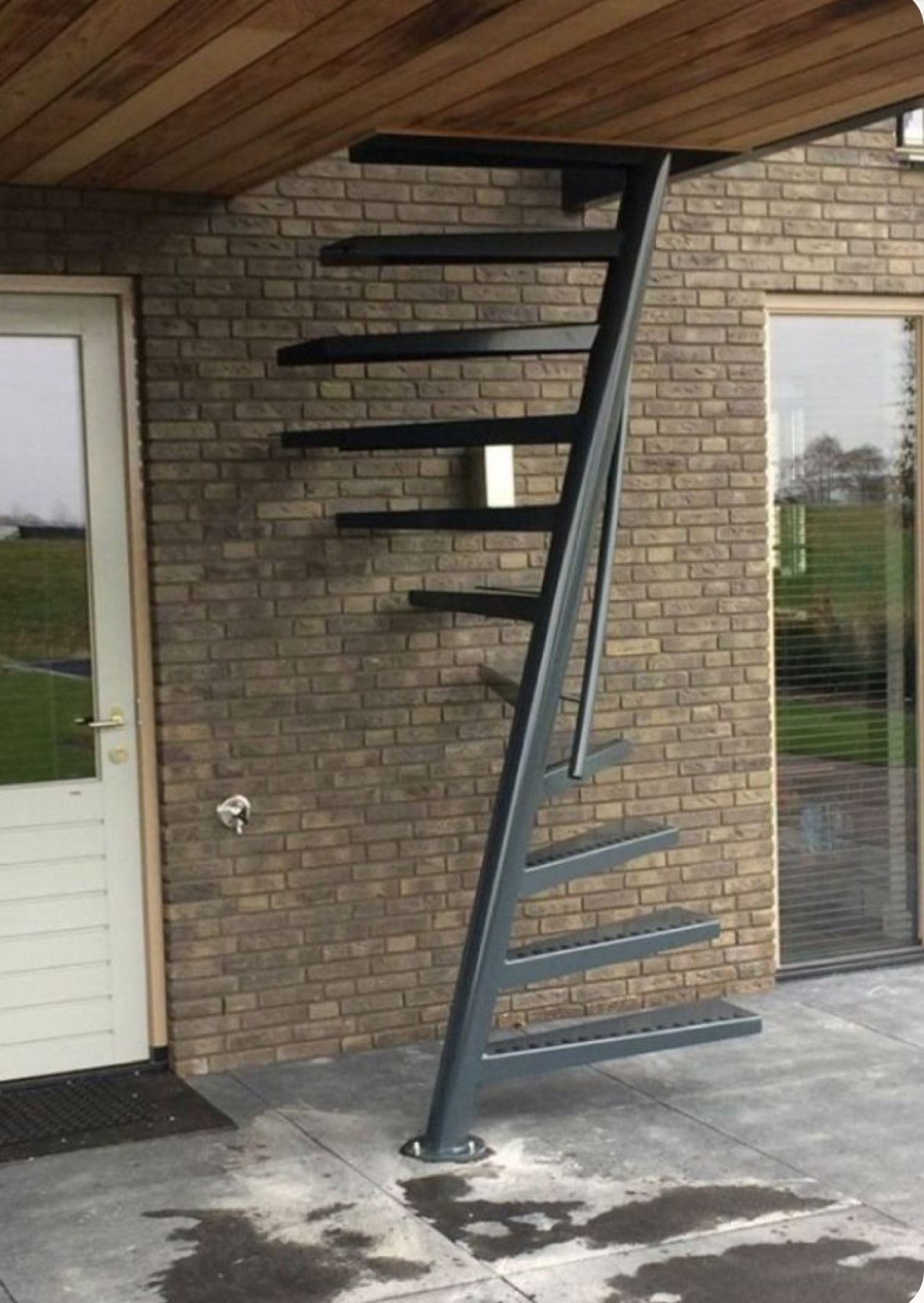 Floating Mono-Stringer Staircase